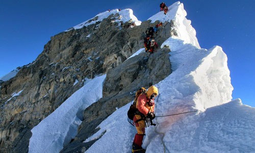 Núi Everest không ngừng cao mỗi năm. Theo kết quả nghiên cứu, mỗi năm, núi Everest cao thêm khoảng 4 mm. Đây là một trong số những  sự thật khó tin về Trái đất.